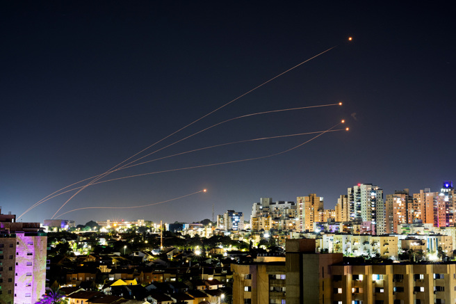 以色列官員透露將在結束對加薩走廊用兵後，狙殺世界各地的哈瑪斯高層。圖為以巴之間停戰協議結束後，以色列軍方攔截從加薩走廊發射的火箭。（圖／路透社）
