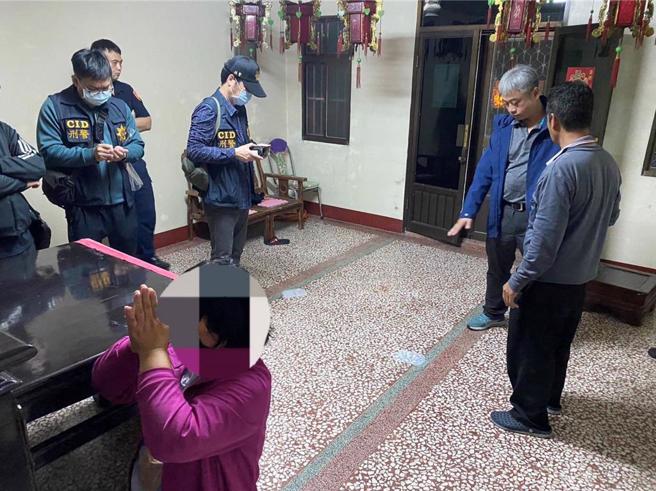 误信掏光口水可驱魔压制儿挖喉致死 母长跪神明厅忏悔（虎尾警分局提供／张朝欣云林传真）