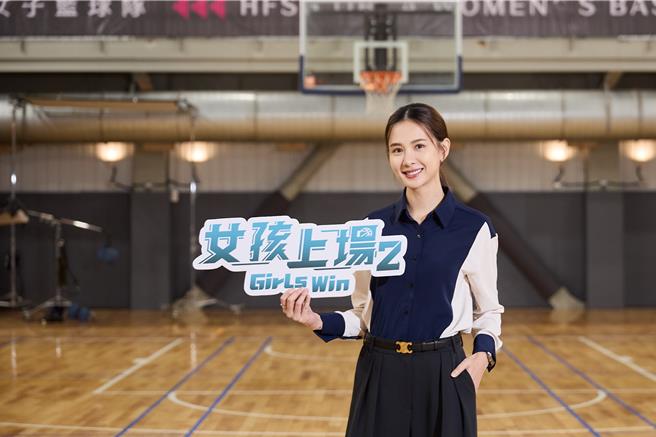 安心亚在《女孩上场2》饰演冷血篮球教练。（客家电视台、魔幻时刻电影提供）