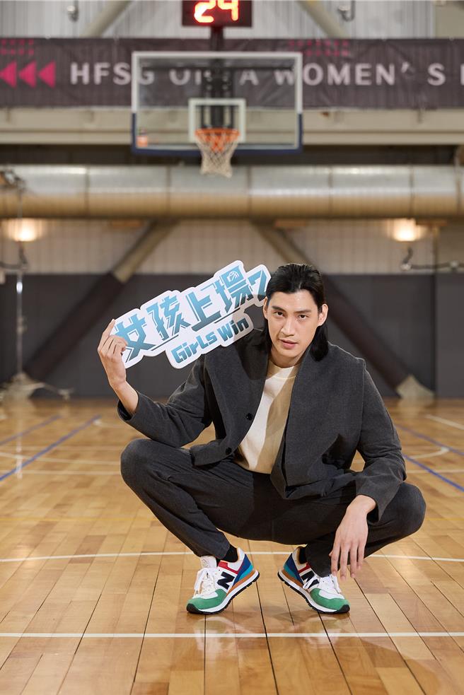 罗宏正在《女孩上场2》饰演个性有点痞的球队经理。（客家电视台、魔幻时刻电影提供）