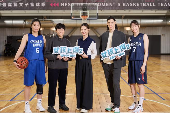 安心亚（左二）和罗宏正（左三）和球员演员一起合影。（客家电视台、魔幻时刻电影提供）