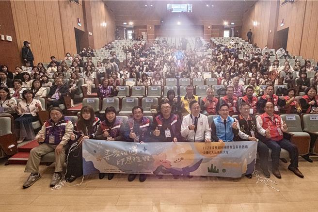 桃园市政府2日表扬绩优教保服务机构及优良人员，共4机构、110人获表扬。（桃园市政府提供／蔡明亘桃园传真）