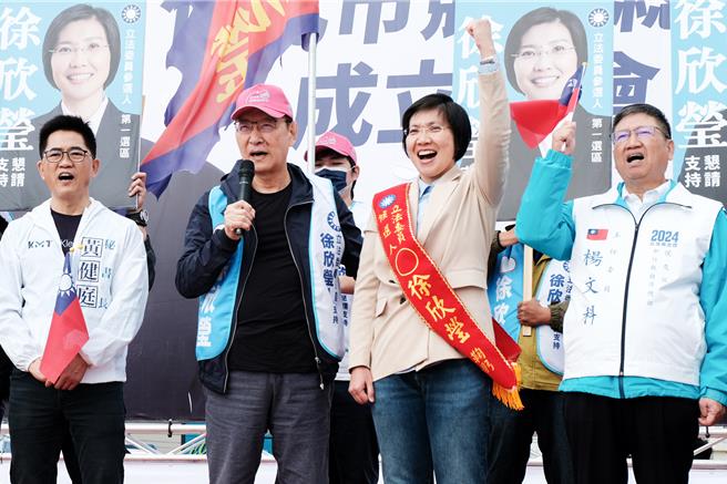 国民党副总统候选人赵少康（左二）说他跟徐欣莹（右二）都是工程师，最务实、脚踏实地，「台湾经济发展曾经就靠着一群脚踏实地的工程师，让台湾曾经辉煌，我们要再次辉煌，让台湾再次伟大！」（罗浚滨摄）