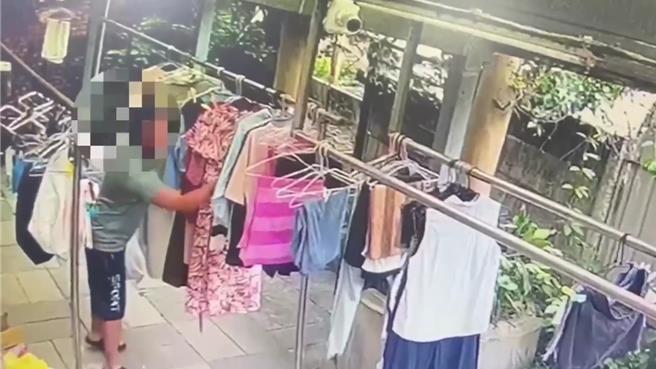 邱嫌翻墙进入晒衣场后，大肆搜刮女性内衣裤。（翻摄照片／林郁平台北传真）