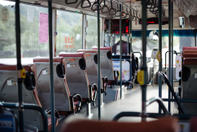 有位怀着双胞胎34周的妈妈日前搭公车时，竟被1位倚老卖老的阿婆要求让座，两人险起口角衝突。（示意图／shutterstock）