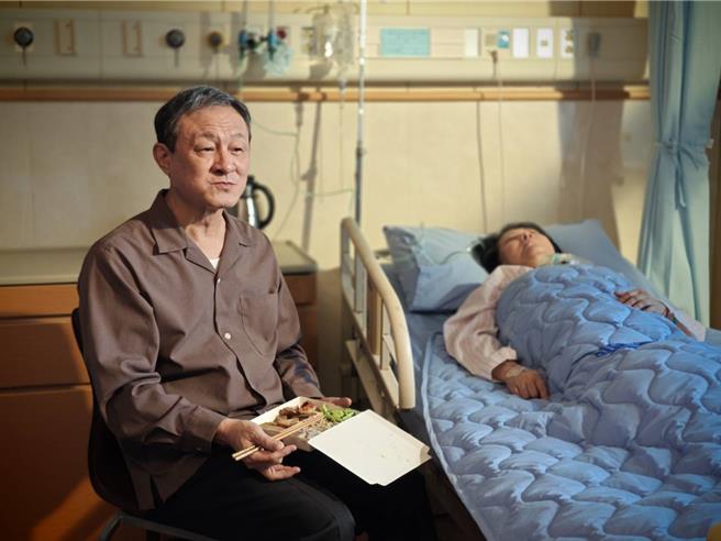 陈慕义在医院拍摄《你好，我是谁2》。（大爱提供）