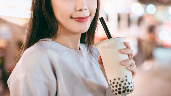 一名女网友刚买完饮料就打翻，店员不仅帮她清理地板，还重新做了一杯给她。（示意图／Shutterstock）