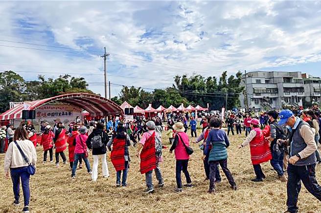 新豐鄉農會2日在新豐鄉中崙村三元宮旁農地舉辦地瓜節活動，融入充滿歡樂的原民舞蹈及歌聲。（新竹縣政府提供／羅浚濱新竹傳真）