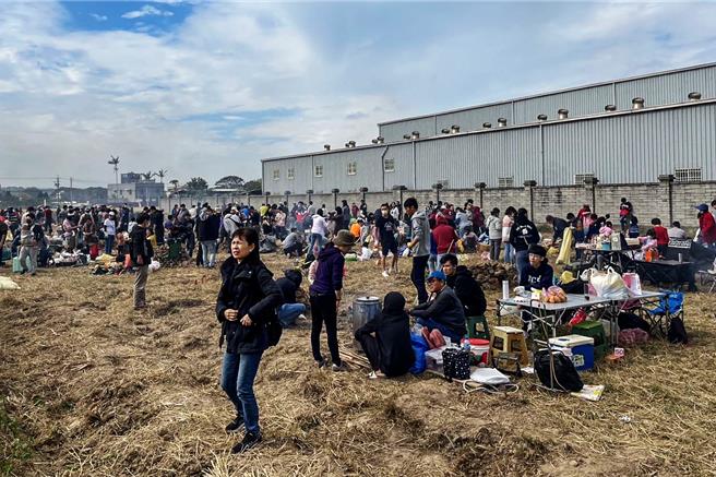 新豐鄉農會2日在新豐鄉中崙村三元宮旁農地舉辦地瓜節活動，吸引大小朋友回味早期焢窯烤地瓜的樂趣。（新竹縣政府提供／羅浚濱新竹傳真）