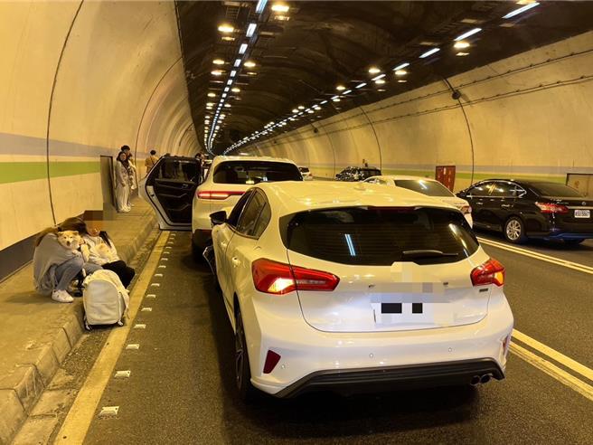 國道3號378公里中寮隧道內今天上午發生二件追撞車禍，分別是在379.1公里處有7車及2車前後；詳細車禍原因由國道警深入釐清中。（國道警方提供／林雅惠傳真)