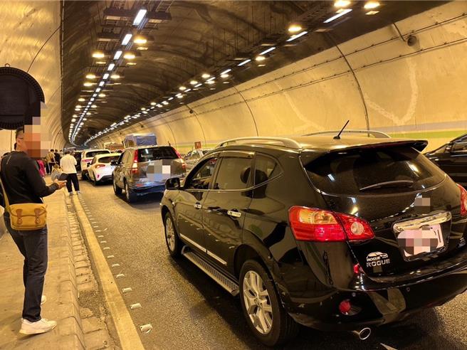 國道3號378公里中寮隧道內今天上午發生二件追撞車禍，分別是在379.1公里處有7車及2車前後；詳細車禍原因由國道警深入釐清中。（國道警方提供／林雅惠傳真)