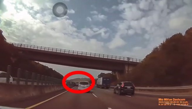 电缆垂落国道车道，酿多辆车连续追撞，车辆被电缆扫到翻车。（翻摄画面）