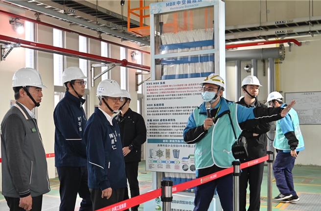 行政院長陳建仁（左三）2日上午視察澎湖光榮水資源回收中心，並在廠長陳星光（右三）的引導解說下，了解水資源回收再利用的過程。（行政院提供／許逸民澎湖傳真）