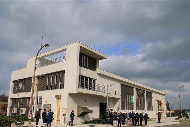 澎湖光榮水資源回收中心2日上午因應行政院長陳建仁視察，部署重兵解說和維安。（許逸民攝）