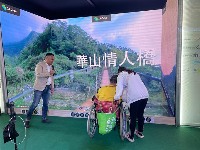这次数位发展部数位产业署委由资策会携手高雄市旅行公会共制「2023年高雄旅行公会冬季国际旅展」，将5G行动车及XR沉浸式互动体验带入旅展现场。（高展馆提供）