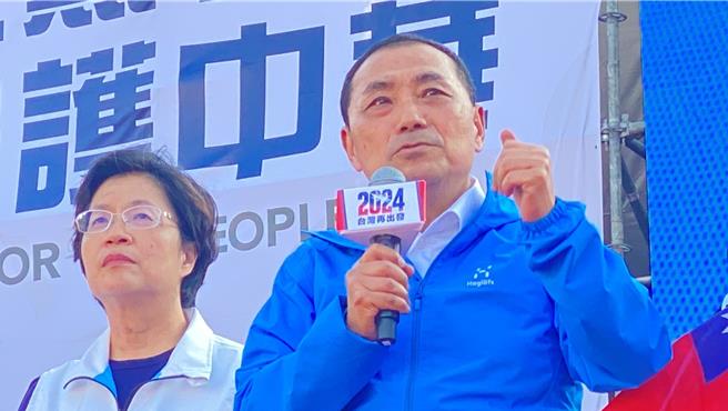 国民党总统参选人侯友宜（右）2日在彰化县竞选总部成立大会中表示，在他最艰苦的时候，彰化县长王惠美（左）给了他最坚定的支持。（孙英哲摄）