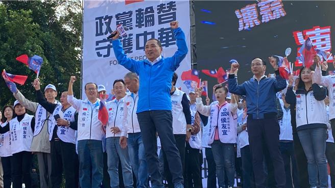 国民党总统参选人侯友宜2日在彰化县竞选总部成立大会中振臂与支持吶喊胜选口号。（孙英哲摄）