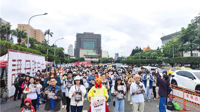 台湾动物社会研究会今天发起「为母鸡挺身而站」，让民眾体验生活在格子笼的痛苦，要求应立刻禁止新建格子笼蛋鸡场、2030年前全面完成鸡友善饲养转型及透过食农教育推广畜禽友善饲养，更呼吁总统参选人应重视动物福利。（林良齐摄）