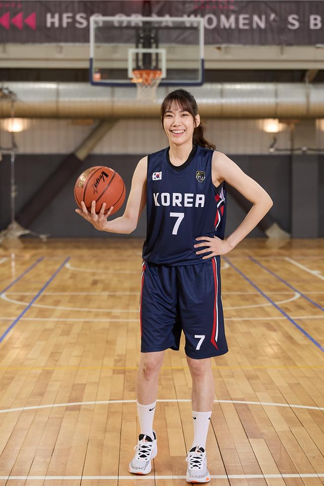 韓國女籃球員梁智英參演《女孩上場2》亮眼外型超吸睛。（客家電視台、魔幻時刻電影提供）