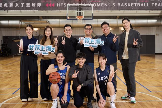 梁智英（下排右）和剧组演员、制作人合影，可爱外型超抢眼。（客家电视台、魔幻时刻电影提供）