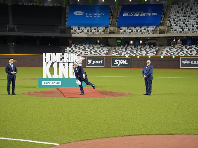 亚州锦标赛中华民国棒球协会特邀「世界全垒打王」王贞治来台，在台北大巨蛋正式投出启用的第1球。（黄敬文摄）