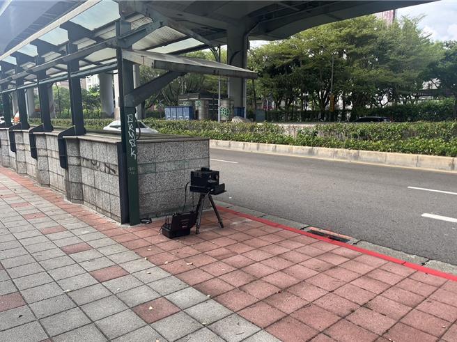 北市市民大道成为警方取缔严重超速的热点。（翻摄照片／林郁平台北传真）