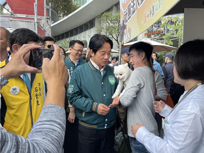 民进党总统参选人赖清德，2日南下台中参加「挺毛孩宠物市集派对」，允诺打造台湾成为动物友善国家。（王煌忠摄）