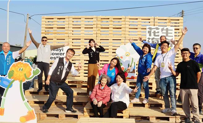 嘉义市政府已连续多年在12月与休耕农民合作，在玉山路底营造大片花海，2日下午由嘉义市长黄敏惠（第一排右二）及各界亲自为花海生活节揭开序幕。（吕妍庭摄）