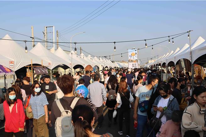 嘉义市「花海生活节」2日、3日登场，在特色市集和超人气乐团加持下，昨活动未开幕已吸引眾多人潮涌入花海生活节场地。（吕妍庭摄）