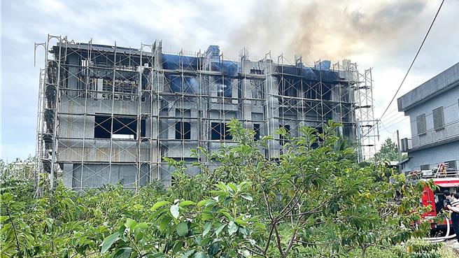 台东县消防局2日下午1点11分接获通报，台东市中兴路六段357巷91弄内附近工地，兴建中3层楼RC建筑物，3楼发生起火及冒烟情形，现场无人受困。（萧嘉蕙摄）