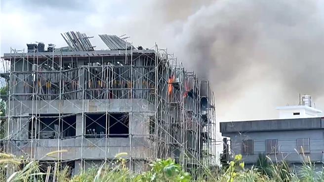 台东市中兴路6段巷弄内建筑工地传火警，4栋半成屋3楼窜出火舌，伴随爆炸巨响，高温导致工地钢筋融化，地基塌陷，火势已扑灭，起火原因调查中。（萧嘉蕙摄）