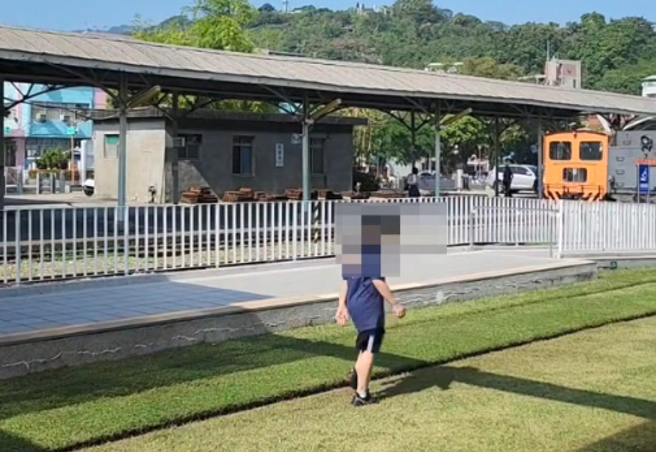 小孩在哈瑪星輕軌站內，在軌道上行走。（翻攝爆料公社）