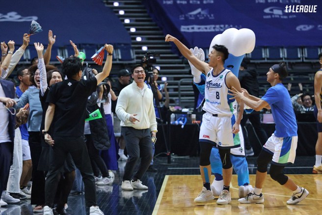 投進絕殺三分球後，邱子軒興奮跟場邊地主球迷慶祝。(T1聯盟提供)
