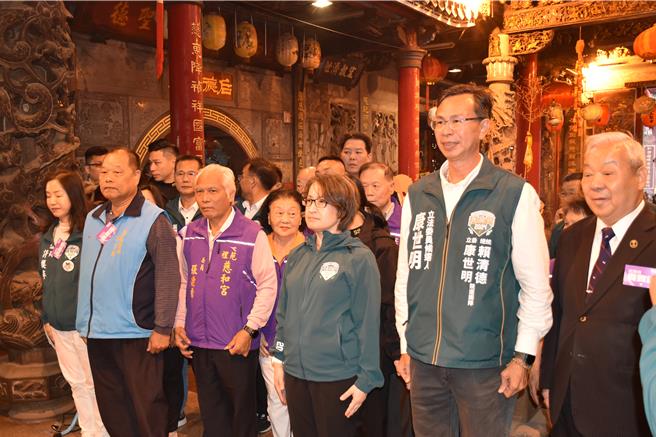 民进党副总统候选人萧美琴赴苗栗县苑里镇替党籍立委候选人站台拉票，并到慈和宫内参拜。（谢明俊摄）