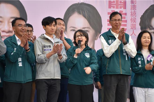 民进党副总统候选人萧美琴赴苗栗县苑里镇替党籍立委候选人站台拉票，大声喊出支持「美德赢台湾」。（谢明俊摄）