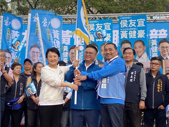 国民党台中第五选区立委参选人黄健豪2日举办竞选总部成立大会，国民党总统参选人侯友宜、台中市长卢秀燕到场授旗。（冯惠宜摄）