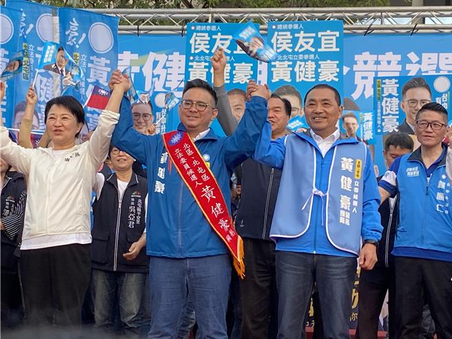 国民党台中第五选区立委参选人黄健豪2日举办竞选总部成立大会，国民党总统参选人侯友宜、台中市长卢秀燕到场力挺。（冯惠宜摄）