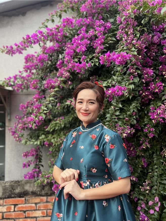 罗美玲成功从歌手转型当演员，在《一村喜事》饰演村长夫人。（全民大剧团提供）