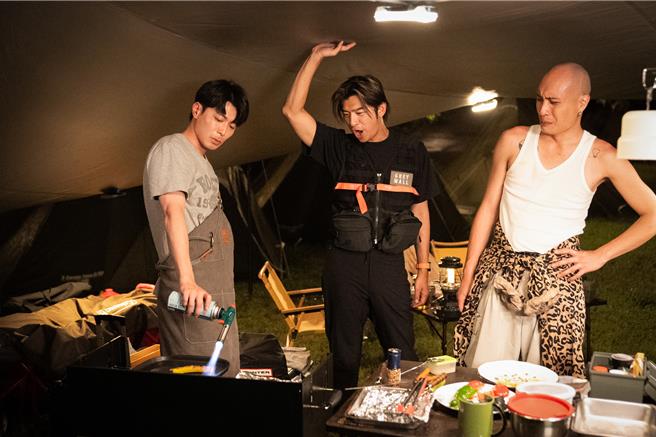 侯彦西（左起）像陈柏霖、黄宣示范怎么帅气使用喷火枪。（灰鱼影像提供）