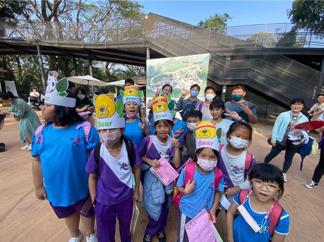 來自高雄市仁武、鳥松、大寮、林園區的13所雙語國小400名學生，今天到壽山動物園體驗一趟英語學習之旅。（陳超明教授提供／林志成台北傳真）