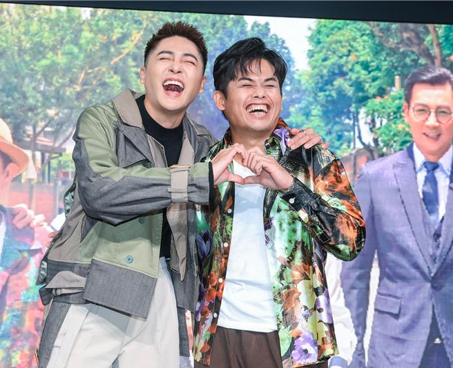 张再兴（右）和黄新皓拍戏拍出好感情。（粘耿豪摄）