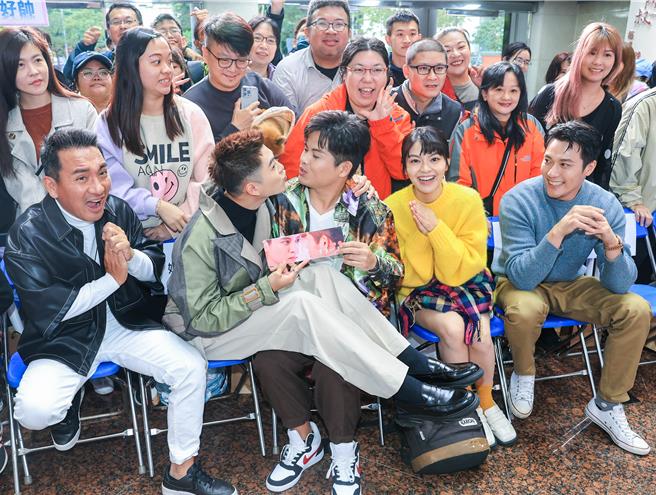 黄新皓（左二）和张再兴（左三）在粉丝见面会中作势接吻，引发尖叫。（粘耿豪摄）