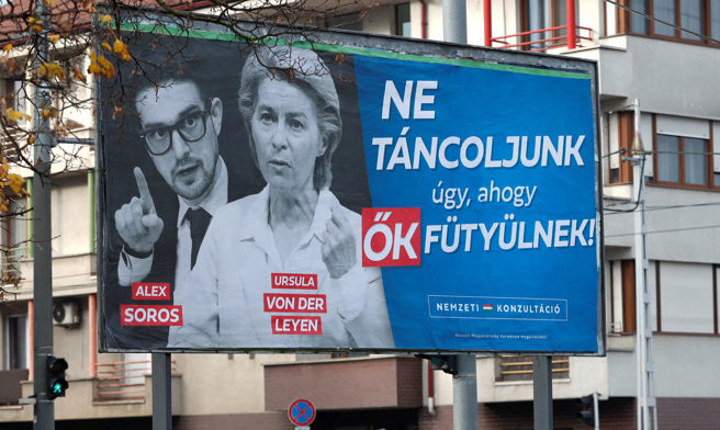 2023年11月20日，匈牙利布達佩斯一個廣告看板上顯示出亞歷克斯·索羅斯（Alex Soros）、和歐盟執委會主席馮德萊恩（Ursula von der Leyen）廣告看板上寫著：「我們不要隨他們的節奏起舞」。（資料照 路透社）