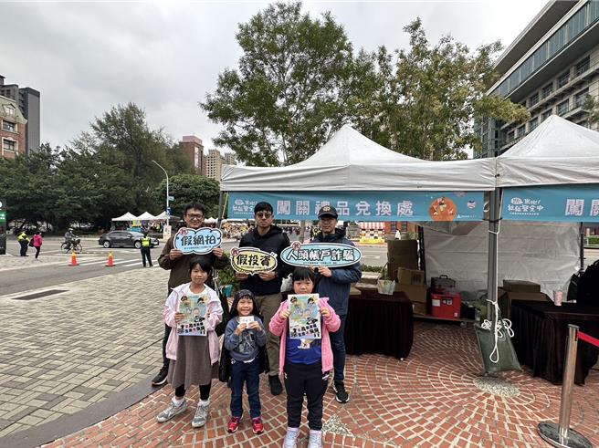 今日也邀请到新竹市警察局第二分局至活动现场与民互动，说明最新诈骗手法。（警方提供／王惠慧新竹传真）