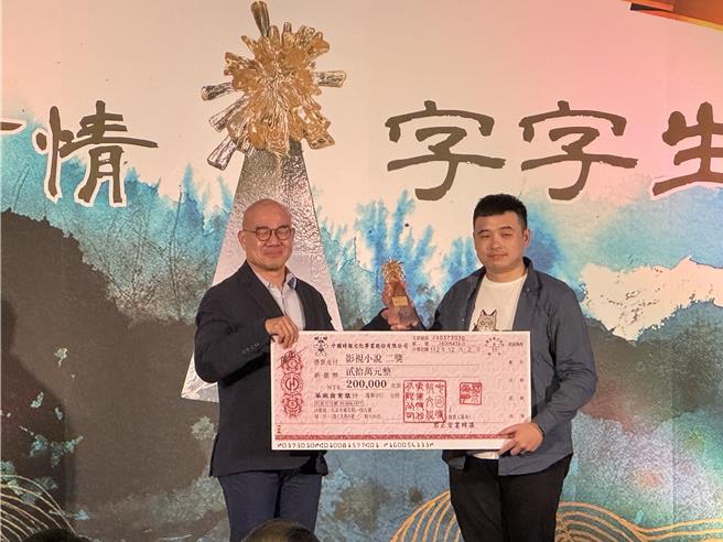 今年在文学奖收获甚丰的陈二源，获时报文学奖影视小说组二奖。（李怡芸摄）