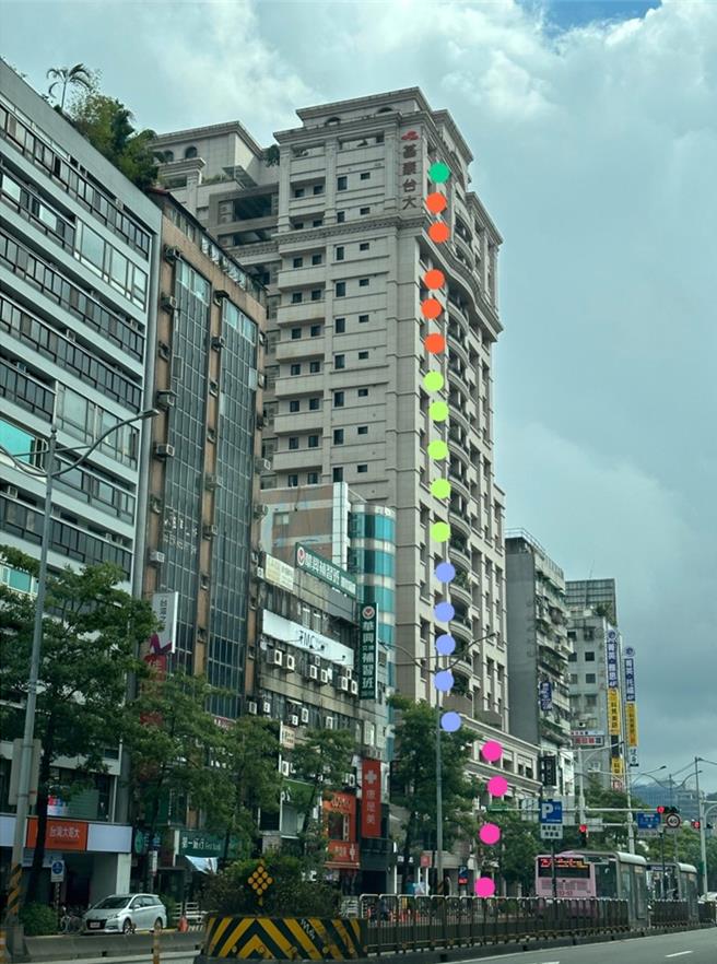 台北市議員陳怡君指出，基泰台大的屋突遭改成健身房，指出圖中綠點以上為違建。（黃敬文翻攝）