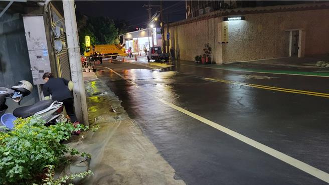 宝山乡双园路发生自来水管爆管意外，水公司 将漏夜抢修，停水受影响约有9000户。（宝山乡公所提供／罗浚滨新竹传真）
