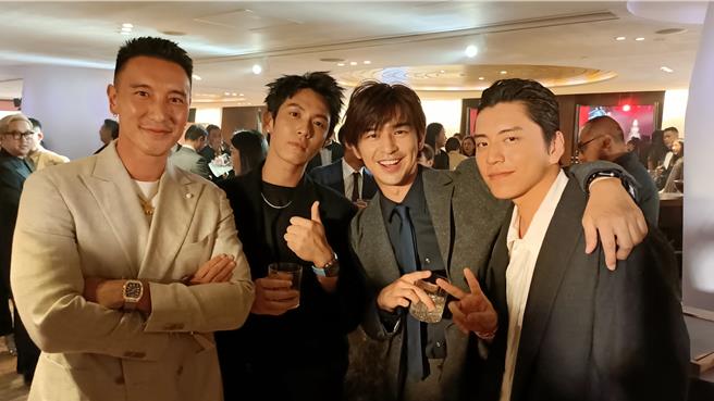 王阳明（左起）、柯震东、陈柏霖、王大陆今开心参与好友王令尘的婚宴。（读者提供）