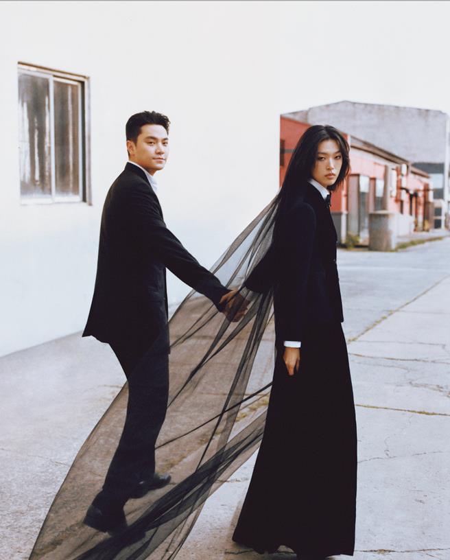 王令尘（左）跟游天翼今天完婚，两人升格夫妻。（WONDERLAND提供）