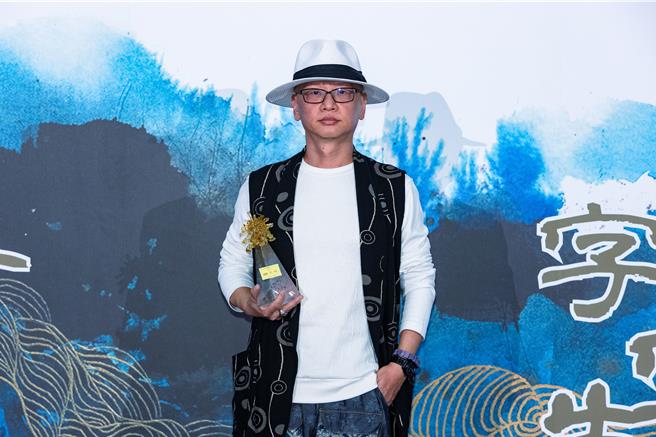 沈眠以〈世界上最適合愛情的人〉獲時報文學獎新詩組首獎。（劉永銘攝）